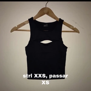 topp - svart topp tight och croppad. står xxs men passar mig som har xs/s