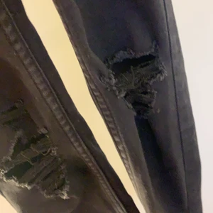Strl XXS/XS - Detta är ett par svarta oanvända skinny jeans från lager 157. Storleken är XXS/XS och passar mig sådär, hål i knäna och perfekta för en liten kylig vårdag