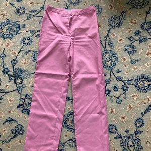Rosa kostymbyxor - Jättefina rosa kostymbyxor. Använda en gång. Storlek 38 men passar mig som brukar ha s eller 36. 