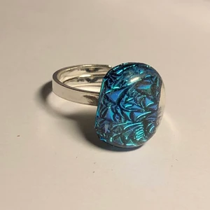 Ring i silver och turkosfärgat glas - Justerbar ring (0,25 cm bred) sterling silver och turkosgrönt glas, 1,5 x  1,2 cm.