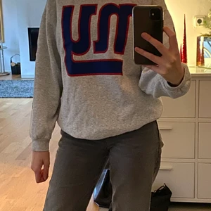 Sweatshirt  - Super cool sweatshirt från hm i storlek XS men skulle säga att den passar upp till storlek M. Tröjan är i bra skick, sällan använd.💞 köpare står för frakt!! 