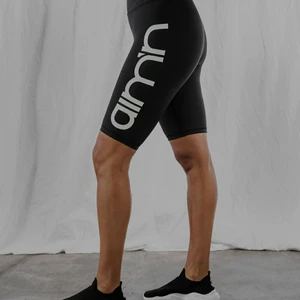 Svarta biker shorts Aimn - Svarta biker shorts från Aimn i nyskick. De är i storlek XS men passar även en S eftersom de är stretchiga. Har du fler frågor är det bara att skriva!