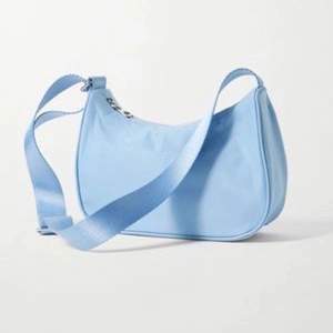 Säljer min Prada-liknande väska från Weekday i ljusblått. Superbra skick, inga tecken på användning