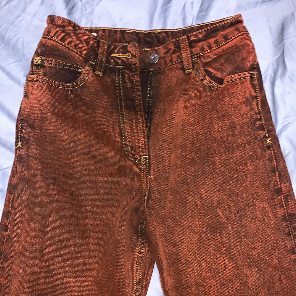 Rostfärgade jeans från Asos, 24 i bredd och 36 i längd men är ankellånga så skulle nog vara hellånga på någon under 170. Skitcool färg & typ, inte använda mycket alls. Straight modell. . Jeans & Byxor.