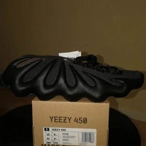 Yeezy 450 darkslate yeezy 450 resin US10 - Dead stock oanvända Yeezy 450 dark slate och Yeezy 450 resin storlek 44 / US 10 men passar bättre för storlek 43 för pris 2500kr, Göteborg Pma vid intresse! 