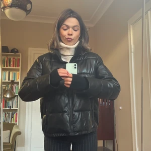 Pufferjacket  - Puffie jacka i läderimitation 