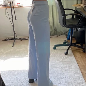 Kostymbyxor  - (Ej mina bilder, ni kan be om egna!) svinsnygga kostymbyxor från bershka storlek 34, skulle passa 36 också 💙