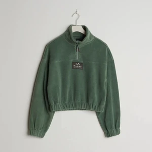 Mysig tröja  - Säljer denna supermysiga gröna tröja från gina 💕💕 tröjan är i en något croppad modell och därför har jag den i storlek M (jag är egentligen en S) 💕 