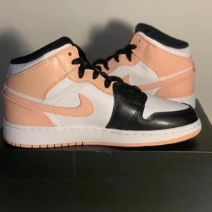 Jordan 1 Mid Crimson Tint - Tja säljer ett par jordans som jag inte använder fick dem av papsen i present men tyvärr har för många Jordans som jag tkr mke mer än dem skorna är i str 41-42