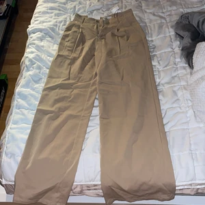 Bershka wide leg storlek 34 - Aldrig använt dessa beiga byxor, skick 10/10. OBS! Wide leg modell, mycket vida trots storlek 34. 