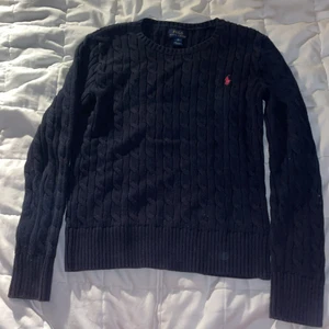 Ralph Lauren kabelstickad, XS/S - Mörkblå kabelstickad tröja med rosa märke. Mycket bra kvalitet. Storlek för 16åringar/”barn XL”, alltså XS/S.