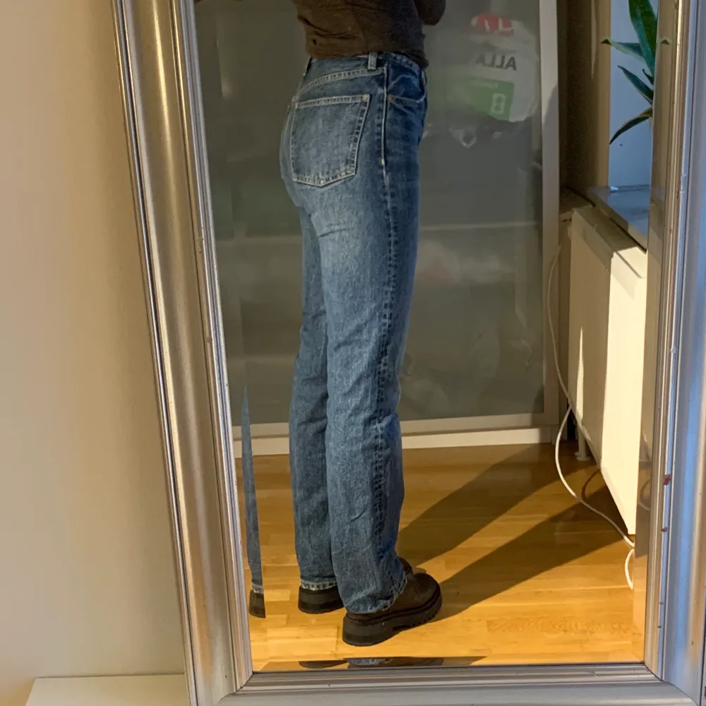 Måste tyvärr sälja mina absoluta favorit jeans då dem blivit för små😭😭 Kan också tänka mig att byta mot liknande i större storlek. . Jeans & Byxor.