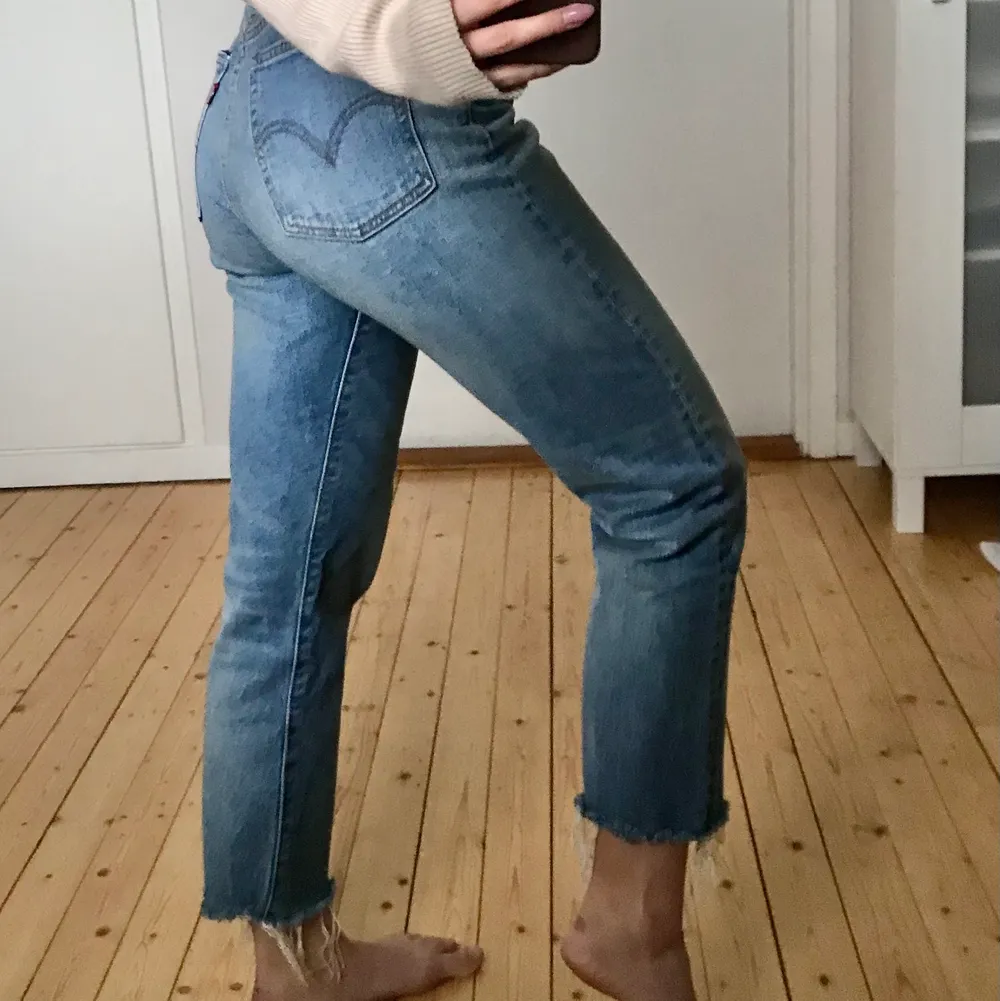 Säljer dessa Levis-jeans i modellen wedgie straight ankle då de är snäppet för stora för mig!  W27, i färgen ”rough tide. Bara använda fåtal gånger, nypris är ca 1000kr. Köparen står för frakten 💕 . Jeans & Byxor.