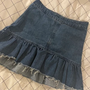 Jeanskjol - Söt jeanskjol som ej kommer till användning! Dragkedja bakpå och fina volanger! Bara att skriva om du vill ha mer bilder/mått eller har frågor!🥰 ca 75 i midjemått!