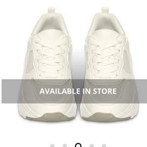 Vita sneakers från Claudia Ghizzani. Bara att skriva för egna bilder💘 bra skick, sällan använda. Nypris-349kr