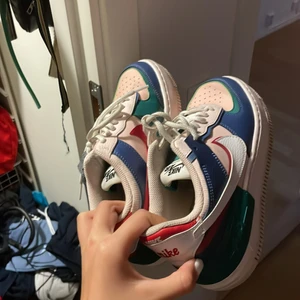 Nike Air 1 Shadow - Säljer dessa sneakers jag fick för ett år sen, använda sparsamt och inga skavanker eller liknande, inköpta från stadium men finns inget kvitto kvar💖💖