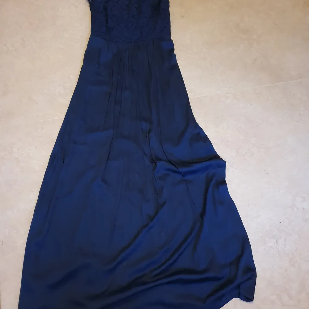 Denna klänning kommer ifrån HM och den har använts 1 gång vilket gör att skicket på plagget är i mycket bra skick. Kälnningen är storlek M. Betalsätt: Swish . Klänningar.
