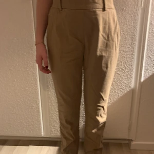 Sköna Beiga byxor.  - Pris + frakt 66kr eller kom och hämta. 