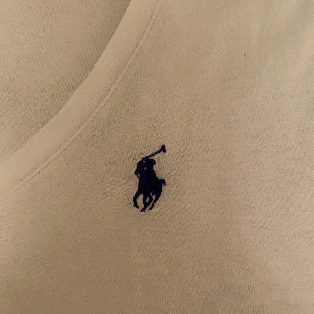 Säljer min älskade polo Ralph Lauren t-shirt då den inte sitter som jag vill längre. Tröjan är sparsamt använd och passar skitsnyggt som både vad eller huvudplagg i vilken outfit som helst!🥰. T-shirts.