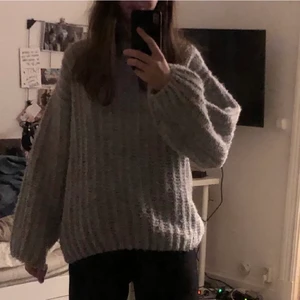 Grå stickad tröja - Använd några gånger.  Storlek: small.  Säljer för 120kr + frakt. Vid frågor är det bara att skicka ett meddelande✨ 