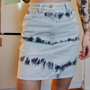 Vit tiedye Jeanskjol (helt ny med lapp!) - 🌸Jeanskjol i vit tjock denim med blå tie dye ifrån Monki i ekologiskt bomull! Nypris 250:- Den är helt ny med lappen kvar och har endast prövats två gånger💞                             Möts även upp i Malmö/Lund😊                              Skicka gärna ett meddelande ifall ni vill se fler bilder/har frågor!