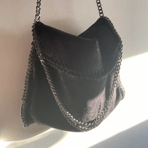 Stella McCartney väska💞 - Säljer min Stella McCartney liknande väska i den lite större modellen då den ej kommer till användning. Köpt i london för 1 år sedan🥰 buda från 250kr