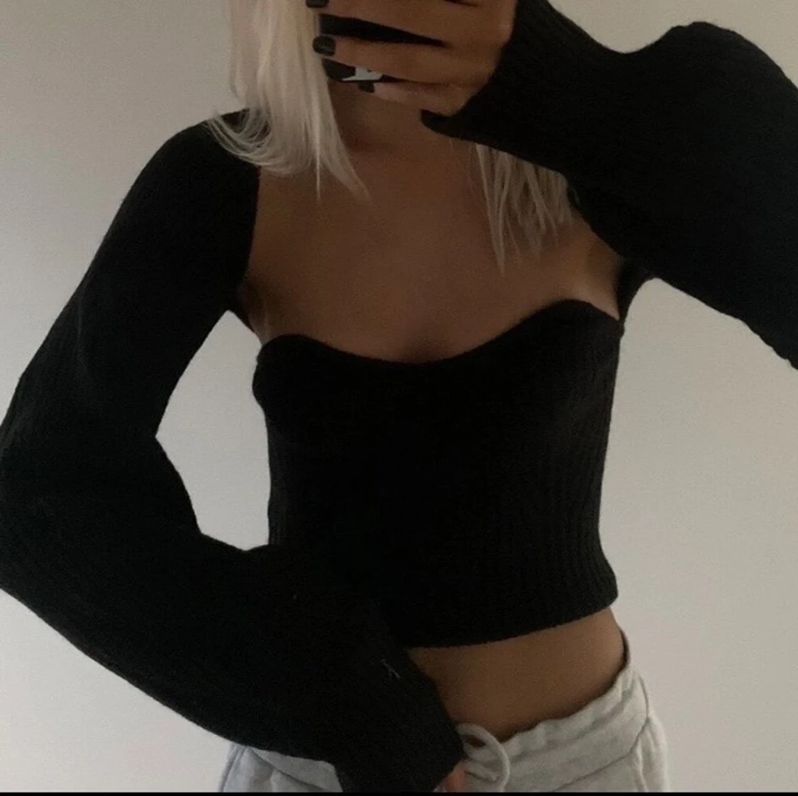 Svart stickad topp med ärmar
