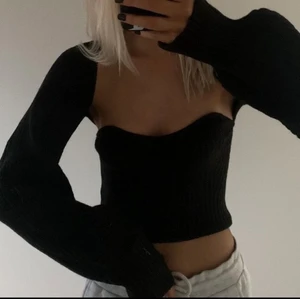 Svart stickad topp med ärmar - Säljer denna fina topp för den inte satt riktigt i min smak! Toppen och ärmarna följer med (lånade bilder) KÖP DIREKT FÖR 300kr