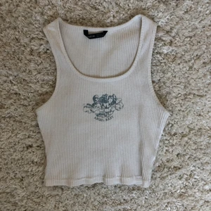 Skit snyggt linne - Snyggt linne från shein i stl xs. Inte genomskinligt med rätt bh❤️‍🔥 Nästan oanvänd o ingen frakt bhv