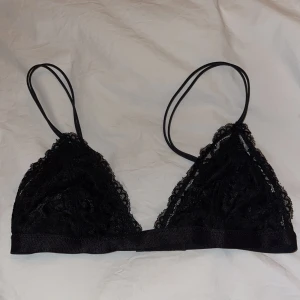 Spets bh /bralette svart strl S, bik bok - Svart spetsbh/spetsbralette från bik bok i storlek S. Aldrig använd. Justerbara band💖 frakt 11kr