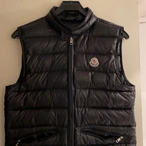 Moncler väst - Säljer denna moncler väst stl 1                             3000 kr 