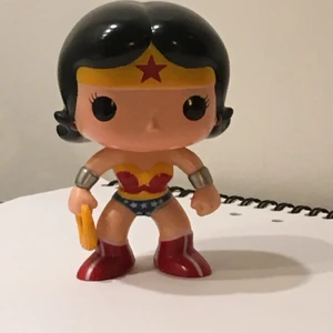 Wonder Wiman Funkopop  - Äkta Wonder Woman Funkopop. Köpt för flera år sedan, utan några defekter, fast jag har tyvärr inte kvar lådan. En kostar 80kr, men två kostar 140kr, medan tre kostar 200kr. Fast originalpris var 150kr/st. Kan mötas upp i Västerås eller Eskilstuna, annars står köparen för frakten.