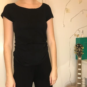 Svart T-shirt - Svart T-shirt från Hm. 