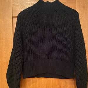 Svart stickad tröja från NAKD  - Svart stickad tröja från NAKD. Denna tröja har aldrig kommit till användning. Därför jag säljer tröjan.