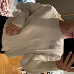 Vit HM sweatshirt - Vit tjocktröja från HM i storlek S. Passar XS-M. Är i bra skick. Säljer då jag har en tröja väldigt lik.