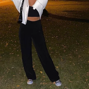 Kostymbyxor - Svarta ”kostymbyxor”/stretchiga byxor från shein. Passar S-L beroende på önskad passform då dom är stretchiga. Jag bär normalt stl S/M (se bilder för passformen). Använda fåtal gånger men har sytt upp dom i benen då de va väldigt långa, dock går det bara att sprätta upp så får man tillbaka normallängden då jag endast vikit in det under byxan (fabrikatslängden passar någon som är 175+ medans det uppsydda passar 160-170)🥰