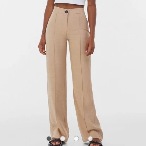 Beiga byxor från bershka - Jättefina byxor från bershka använda 1 gång i strl 34. Säljer för att de aldrig kommer till användning. Köpta för 200kr säljer nu för 90kr. Skriv för privata bilder eller frågor😊