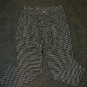 Byxor  - Ett par bagi byxor som är korta och sköna 