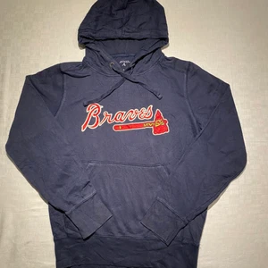 Vintage Hoodie - Braves Hoodie.                                                                Size tag  S                                                                                Fits like S/M                                                                               Skick 10/10                                                                       Modellen är 185cm lång. Mer finns på sidan, skriv vid ytterligare frågor eller funderingar♻️🔌 Priser går alltid att diskuteras!
