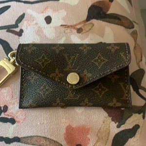 Lv nyckelhållare k - Säljer den då jag ej använder den tycärr men äkta skinn och så fin 