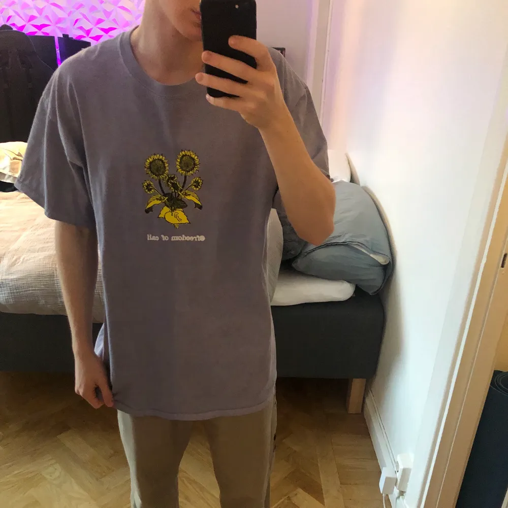 Lila T-shirt från Urban Outfitters, använd förra sommaren. Sitter ganska bra på mig som är 176 lång, lite stor kanske. Men i bra skick. Tar bud från 100 kr. T-shirts.