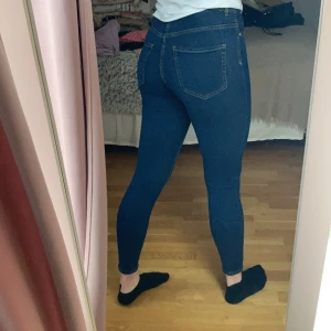 Molly jeans  - Molly Jeans köpta från Ginatricot, Strl S. Aldrig använda, dock är lappen borttagen!   Vid frågor är det bara att skriva!🥰