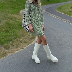 Knähöga stövlar🎀 - Jättefina ljusa beiga stövlar, en liten rispa på vänster fot men inget som syns❤️