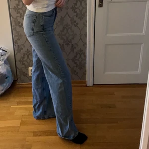 Jeans - Jeans från H&M. Knappt använda. Frakt tillkommer. (skrynkliga nertill nu då de legat i min byrå, men går självklart att stryka) 