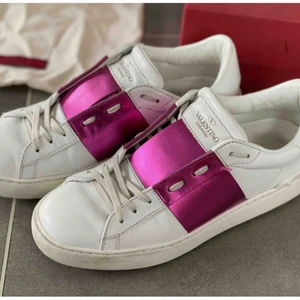 Valentino sneakers - Hej! Säljer dessa valentino sneakers. Dem är väl använda därav priset. Bilderna är på skorna men tagna för något år sedan. Bild på skorna idag skickas vid förfrågan! Köpare står för frakt. 