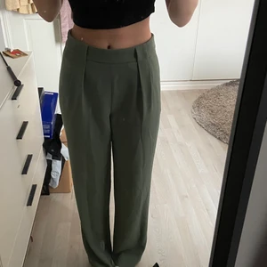 Raka kostymbyxor  - Superfina raka gröna kostymbyxor från Stockholm LM