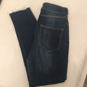 jeans  - Högmidjade mörkblåa bekväma skinnyjeans från Monki. De är stretchiga. Säljes eftersom de inte kommer till användning. Kontakta för fler bilder/frågor. Kan mötas upp i Malmö. 