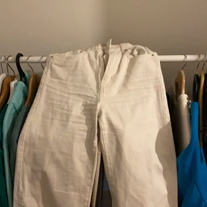Vit/beiga baggy jeans  - Vit/beiga baggy/ vida jeans från Gina tricot, lite stora på mig därför kommer dem inte till användning , storlek 36 ✨ skriv vid intresse 🦋