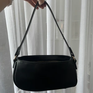 Baguetteväska  - Säljer denna väska från Shein som jag köpte sommaren 2020, då den inte används. Använt skick men fortfarande väldigt fin! Köparen betalar för frakten och katt finns i hem 🏠 