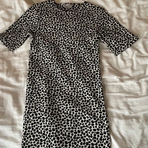 Figursydd Klänning - Figursydd klänning i lyxigt mönster säljes! Helt oanvänd! Säljes då den tyvärr inte kommit till användning. Köpt i Köpenhamn men från märket Vero Moda. Storlek S, passar S-M :) frakt ingår